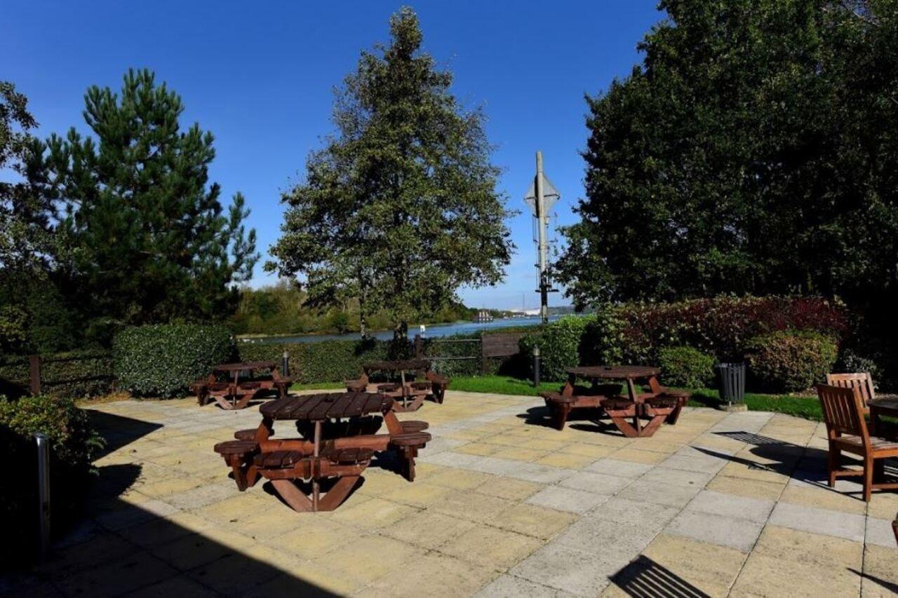 Premier Inn Isle Of Wight Newport  Dış mekan fotoğraf